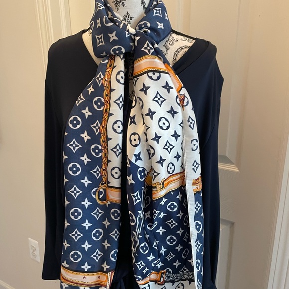 Women’s Navy & White Print Scarf - Picture 2 of 9